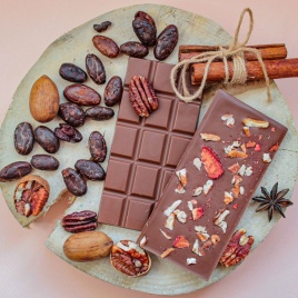 Шоколад гурмэ молочный 53% с клубникой и молотым пеканом, без ГМО, натуральный