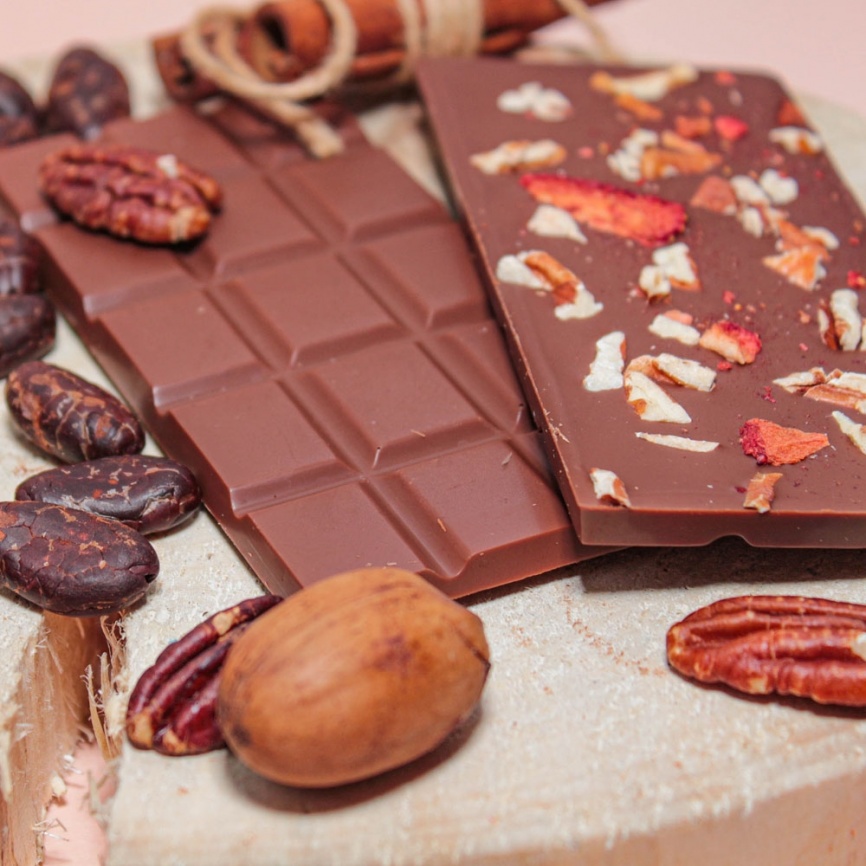 Шоколад гурмэ молочный 53% с клубникой и молотым пеканом, без ГМО, натуральный фото 4