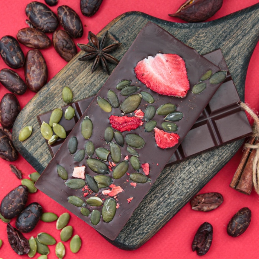Шоколад гурме горький, тёмный 80% какао с клубникой, тыквенными зелеными семечками, красным кайенским перцем и корицей, без ГМО, натуральный фото 4