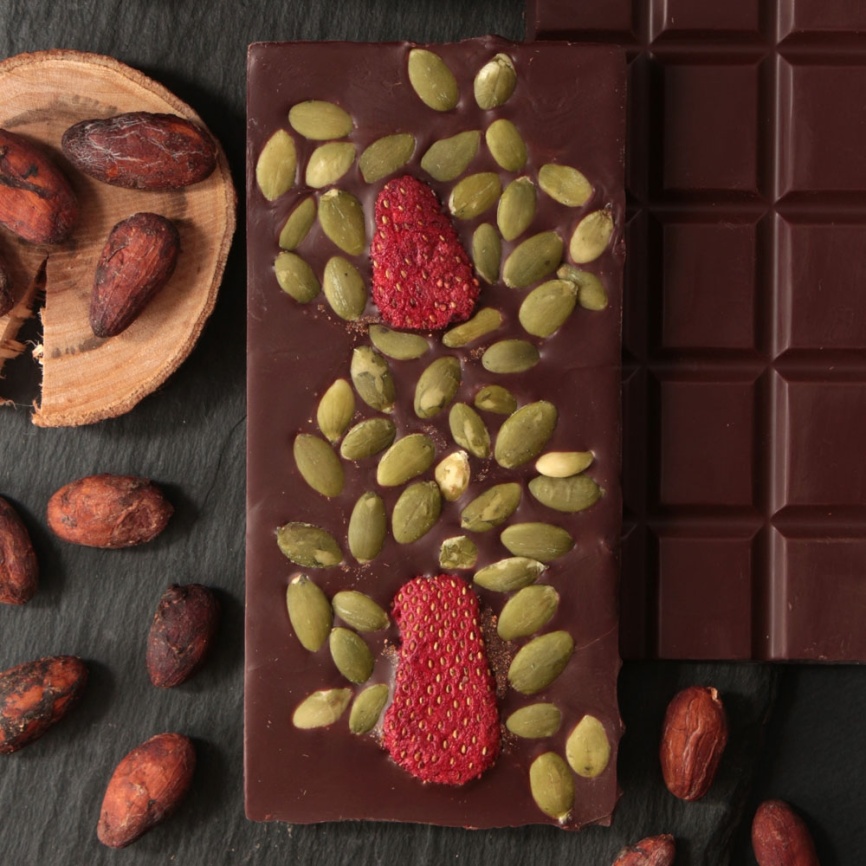 Шоколад гурме горький, тёмный 80% какао с клубникой, тыквенными зелеными семечками, красным кайенским перцем и корицей, без ГМО, натуральный фото 1
